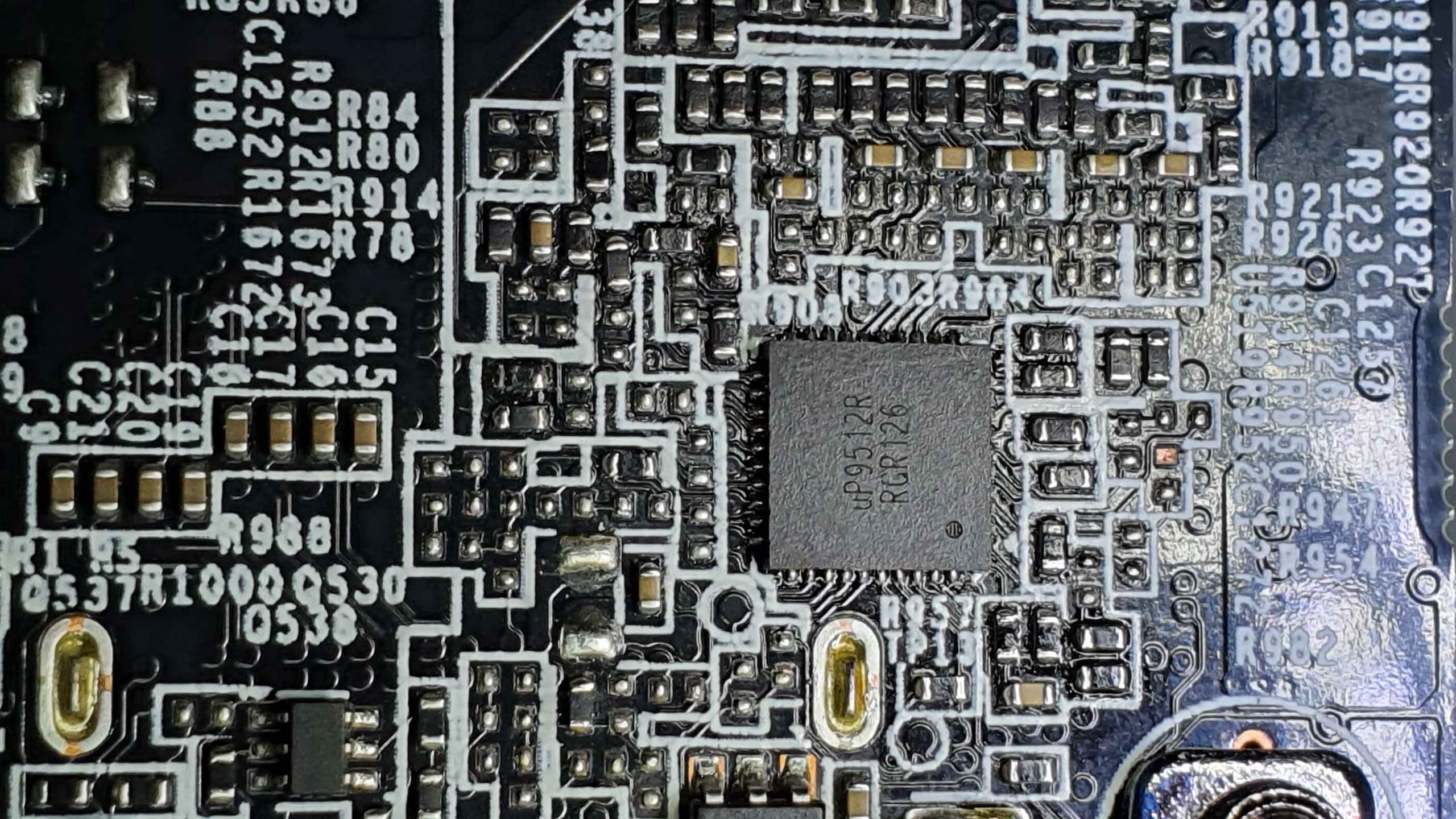 En mann med et hovedkort og reparasjonsverktøy